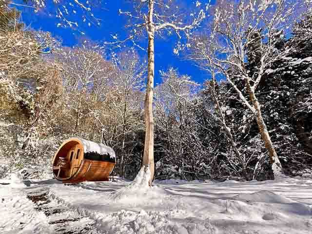 まるで北欧の冬景色！雪の森で楽しむバレルサウナ体験で最高の“ととのう”を感じちゃお【群馬】