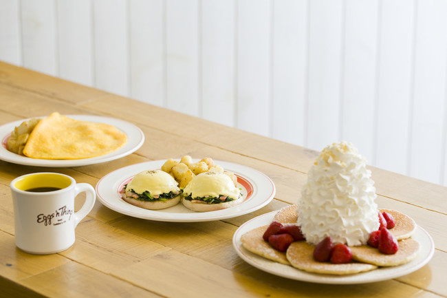 【祝！日本上陸13周年】「Eggs ’n Things」でアニバーサリーメニュー「13 Stack Pancakes!」が登場！