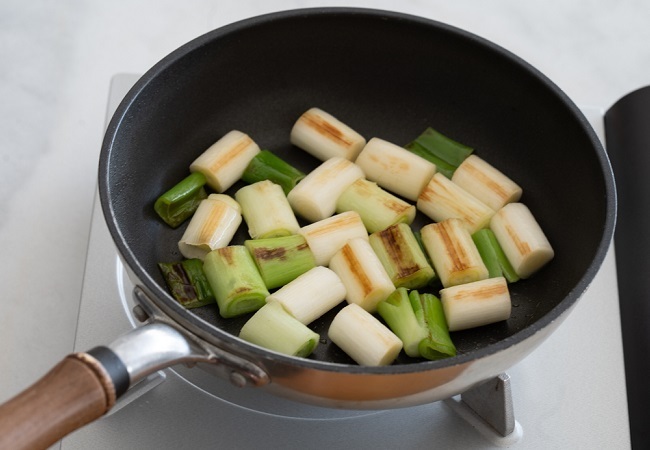 オーブンいらずで簡単にできる！甘くてトロトロ　長ねぎが主役の牡蠣のグラタン＆前菜の献立