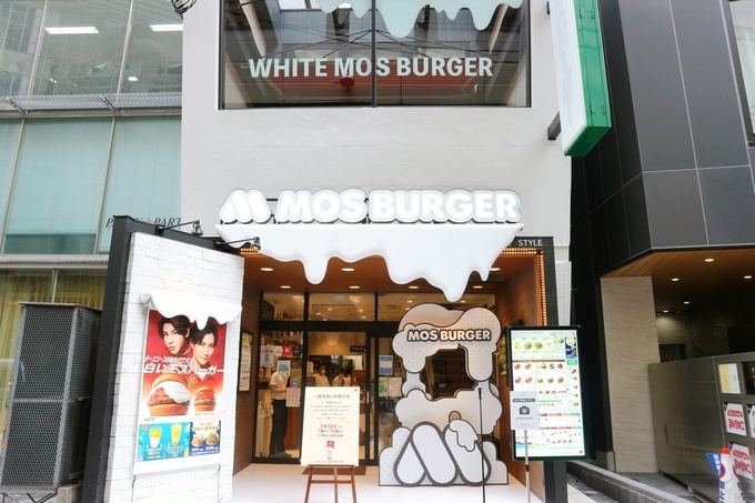 【速レポ】店舗もスタッフも真っ白！恵比寿にモスバーガーの期間限定店舗『白モス』登場