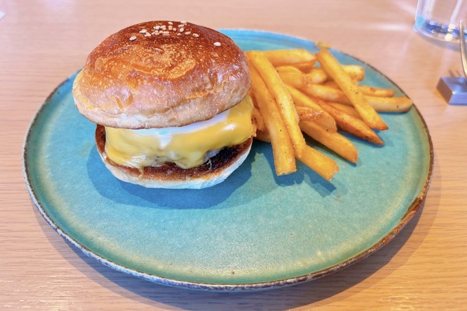 鳥羽シェフのレストラン『Hotel's』がNFTを導入！ホルダーしか食べられない絶品バーガーを提供