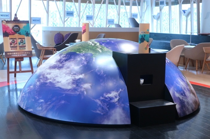 【レポ】地球の裏側が見える?!『ネスカフェ 原宿』に期間限定で巨大な地球が登場