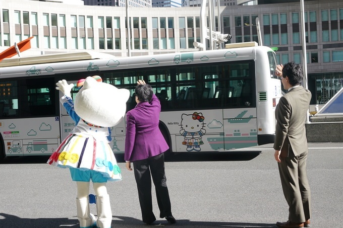 バイオ燃料使用の都営バス運行開始！小池都知事とキティちゃんが出発式に参加
