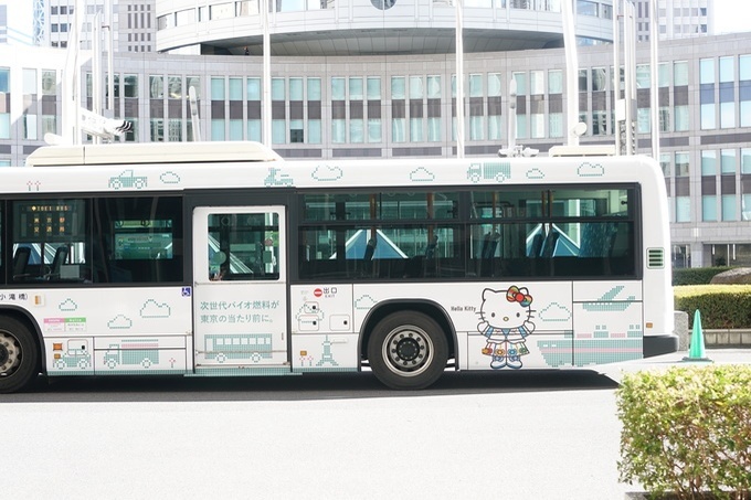 バイオ燃料使用の都営バス運行開始！小池都知事とキティちゃんが出発式に参加
