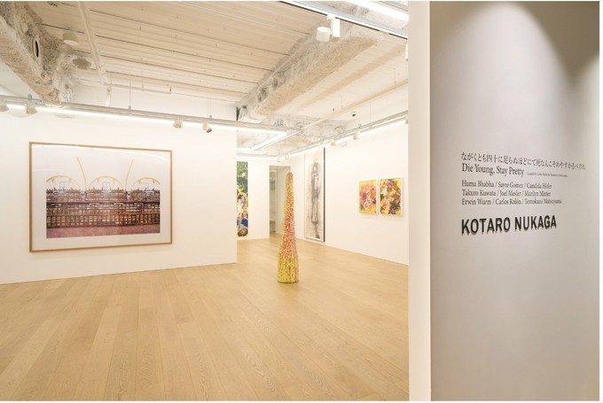 世界で活躍する現代美術家・松山智一の手がけるグループ展覧会が六本木で開催