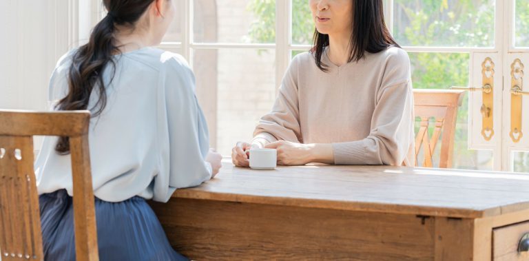 “ダメな妹”である私の陰口で団結する家族…それは大人になっても続いた。作者を取材＜漫画＞