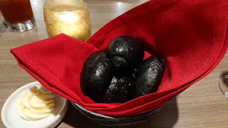 真っ黒なパンが出てくるワイキキのディナー「BASALT/バサルト」