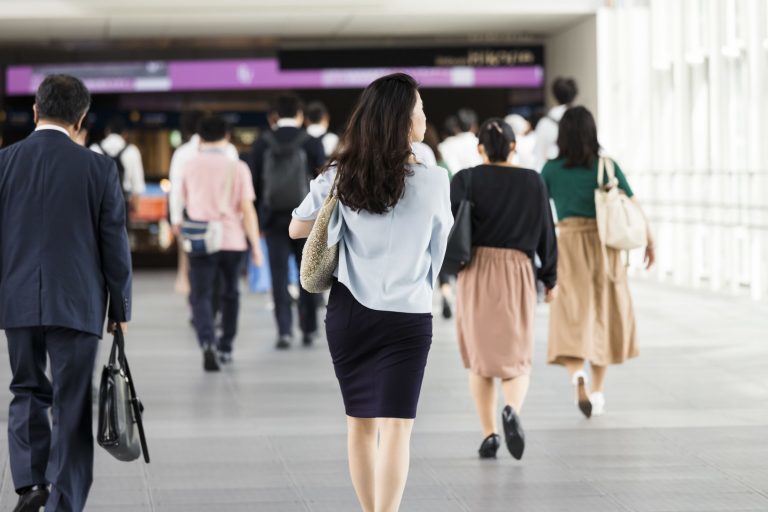 元ギャルサーのキャリア女性、当時の友達とギャル語で騒ぐ姿を部下に見られてしまい…