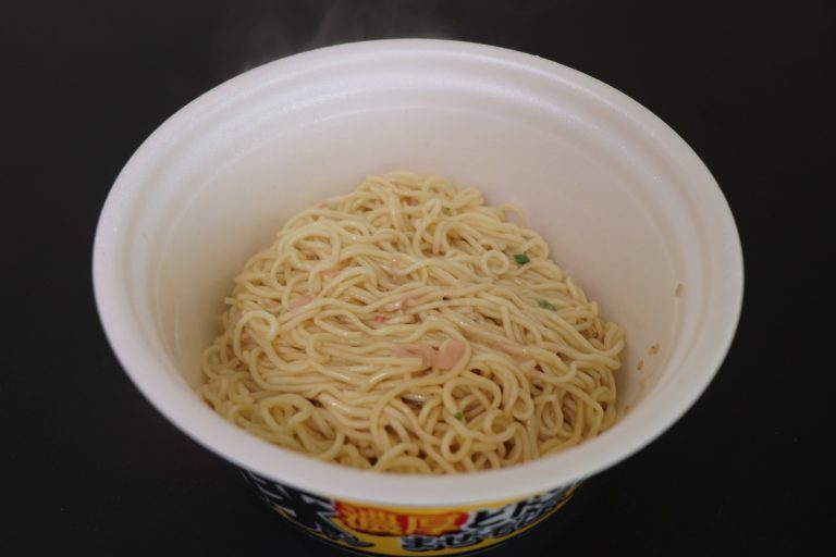 あごが疲れるほどの太麺！セブンの“二郎系”がっつり麺がたまらない