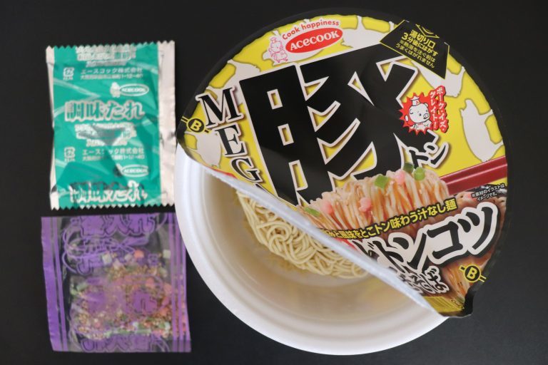 あごが疲れるほどの太麺！セブンの“二郎系”がっつり麺がたまらない